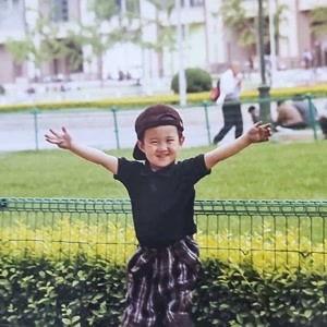 大爷吃瓜表演视频,趣味横生的乡村娱乐盛宴  第3张